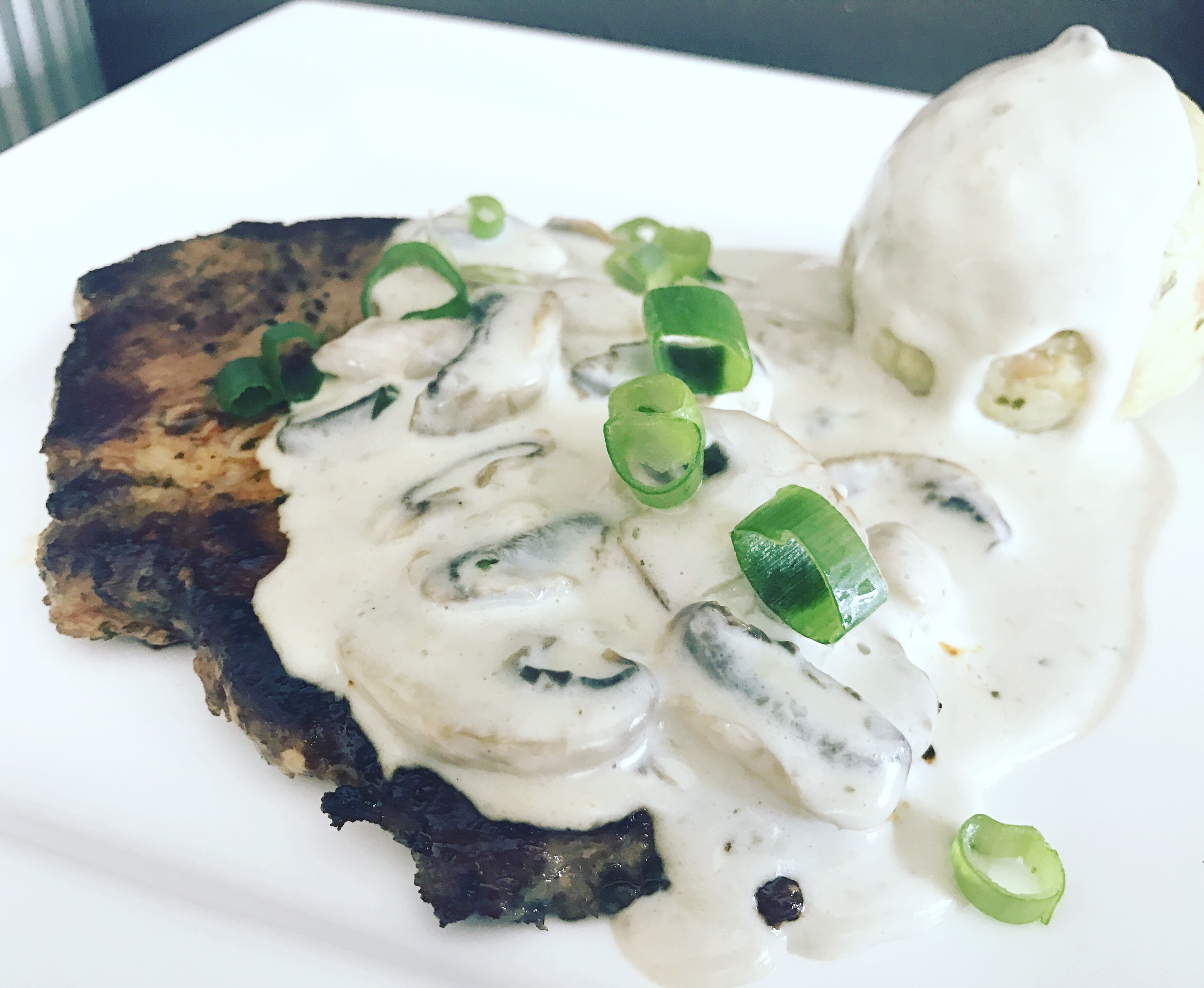 Nackensteak mit Semmelknödel und Champignons Käse Sahne Soße