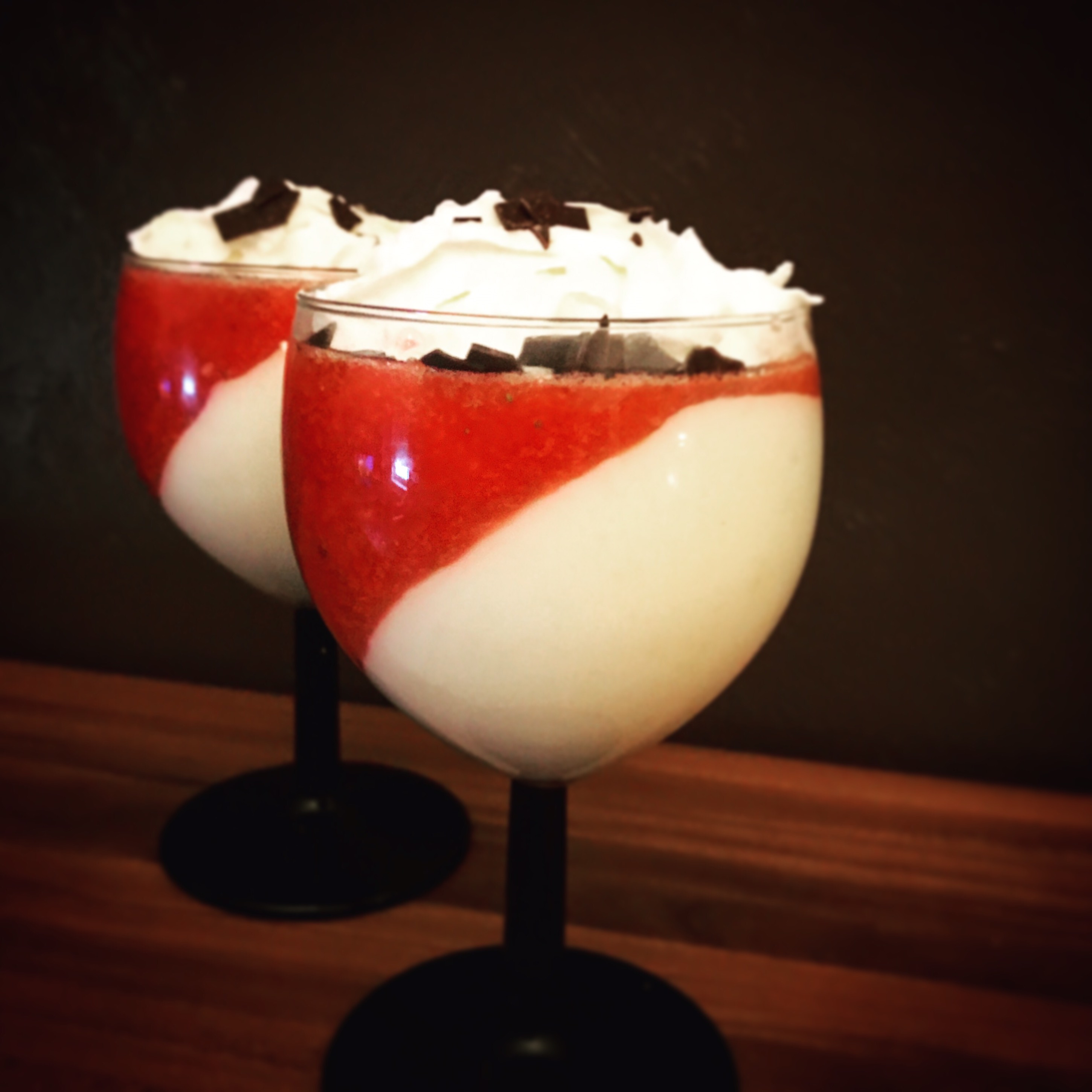 Fruchtige Erdbeeren Mousse mit Sahne Puddingcreme