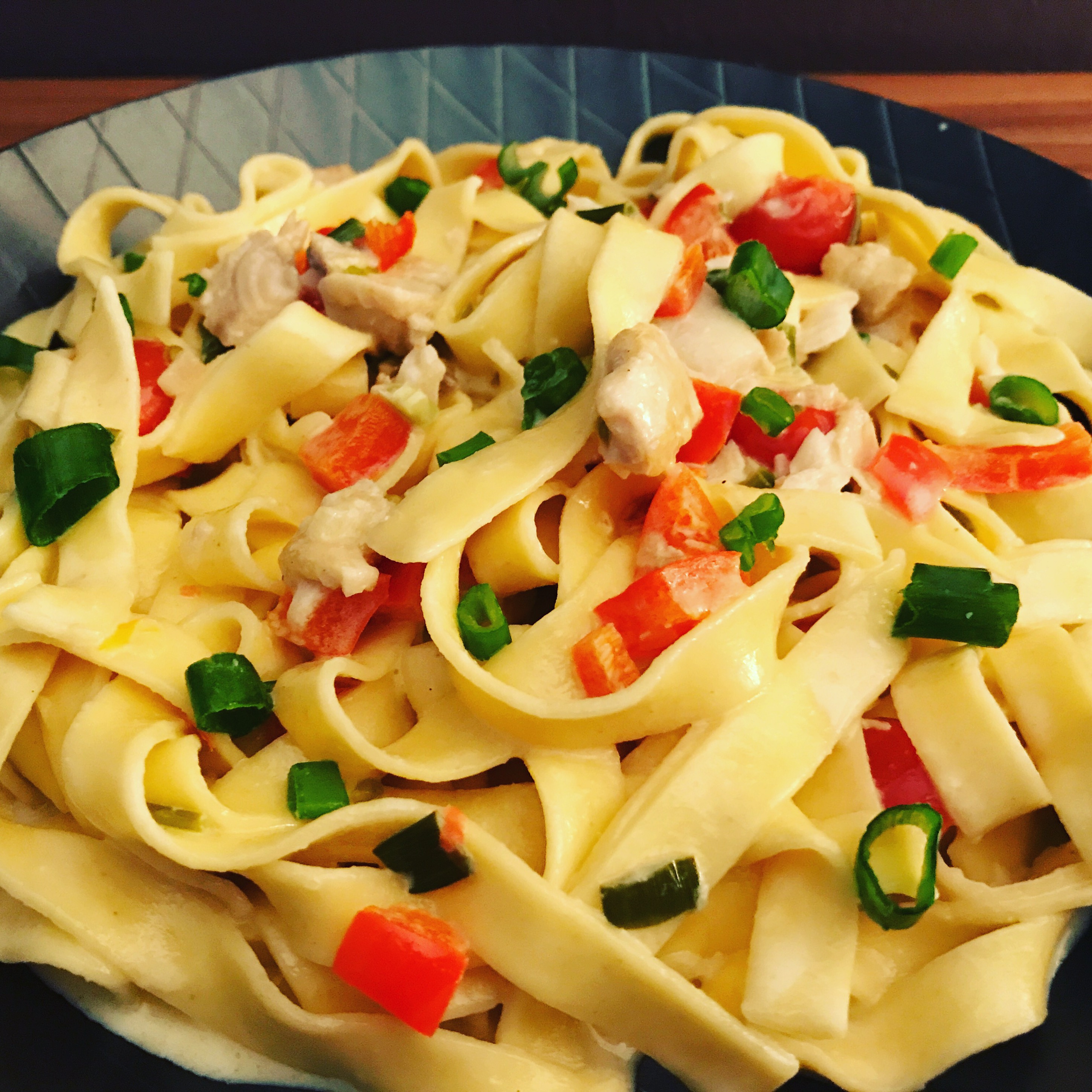 Bandnudeln mit Wildlachs in einer Sahne Parmesan Weißwein Soße