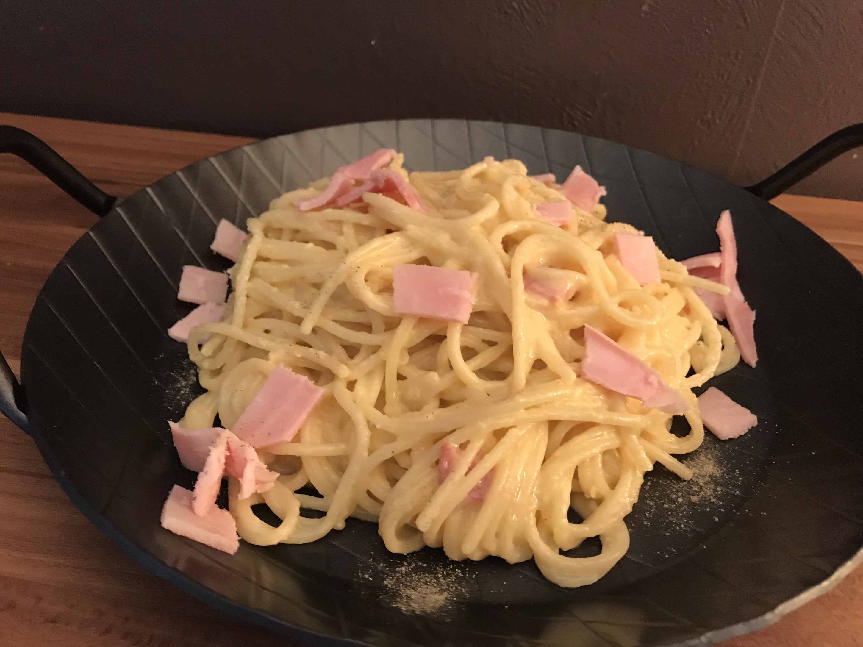 Rustikale Spaghetti Pfanne mit Carbonara Soße