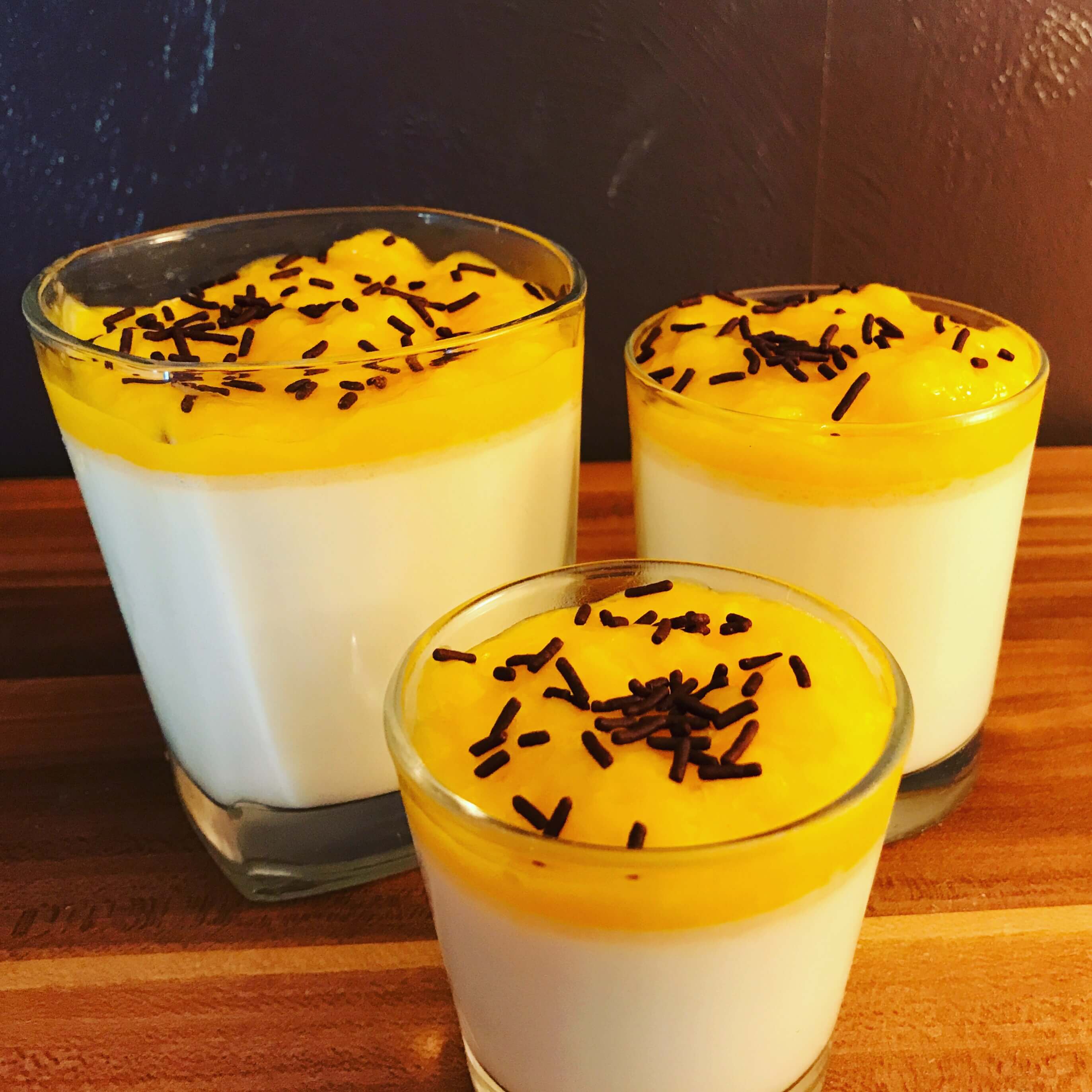 Sahne Panna Cotta mit Mangopüree