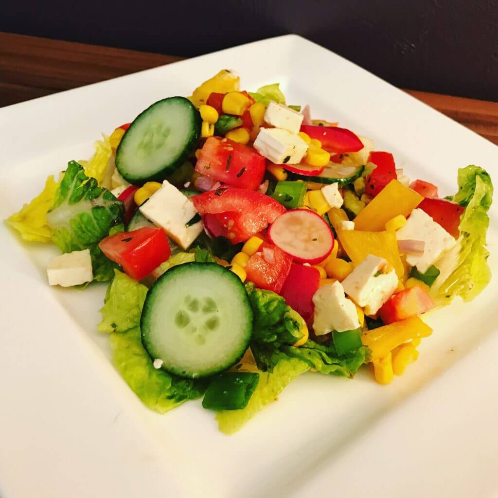 Bunter Salat Teller mit Zitronen Kräuter Dressing - Zu Faul Zum Kochen
