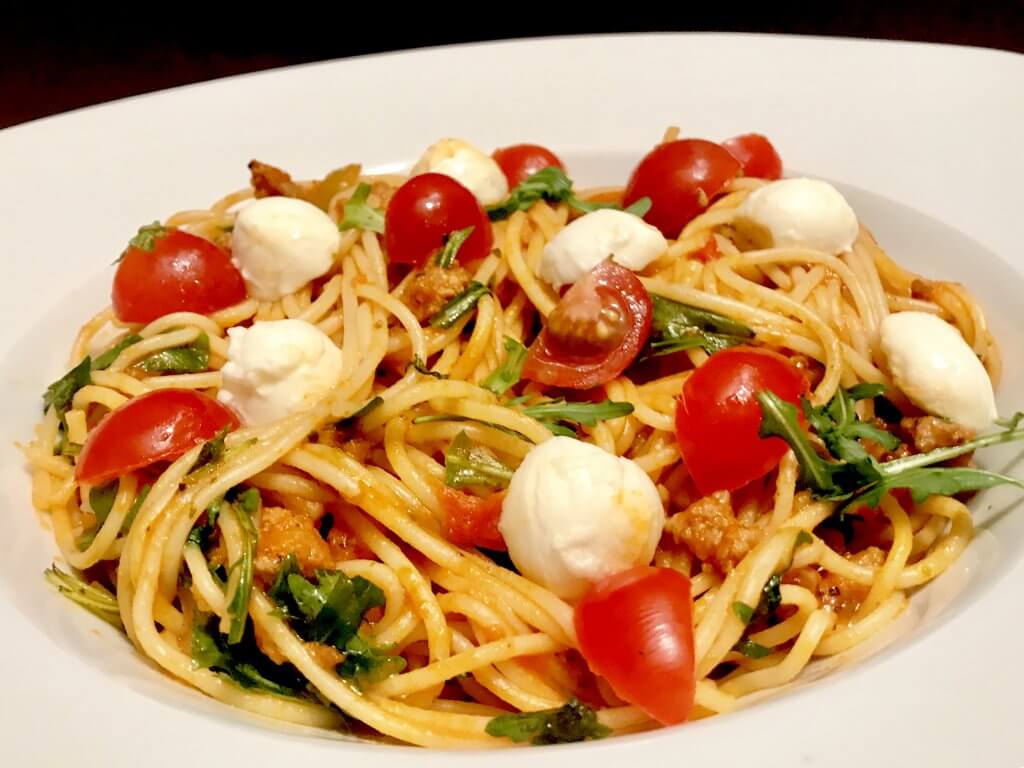 Spaghetti Bolognese mit Rucola und Mozzarella Käse - Zu Faul Zum Kochen