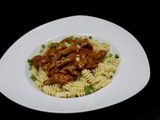 Lammgeschnetzeltes mit Champignons auf Nudeln