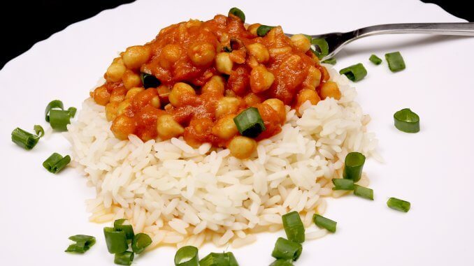 Vegetarisches Sommer Gericht Curry Kichererbsen auf Reis