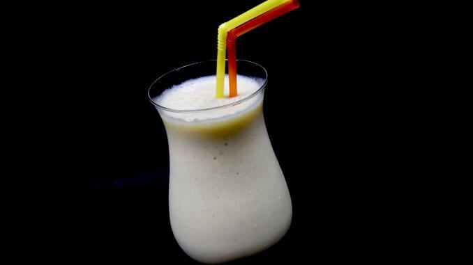 Eiskalter Mango Bananen Milchshake