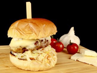 Griechischer Burger mit Feta Käse Krautsalat und Tzatziki