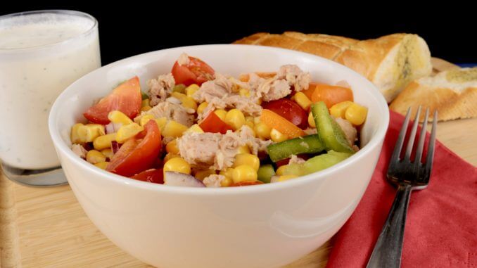Serviervorschlag Thunfisch Salat mit Joghurt Dressing