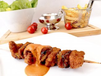 Panierte Fleischspieße mit scharfer Tomaten Sahne Soße