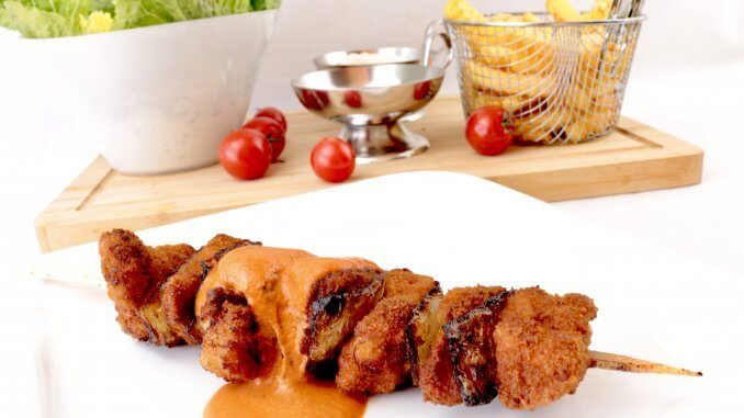 Panierte Fleischspieße mit scharfer Tomaten Sahne Soße