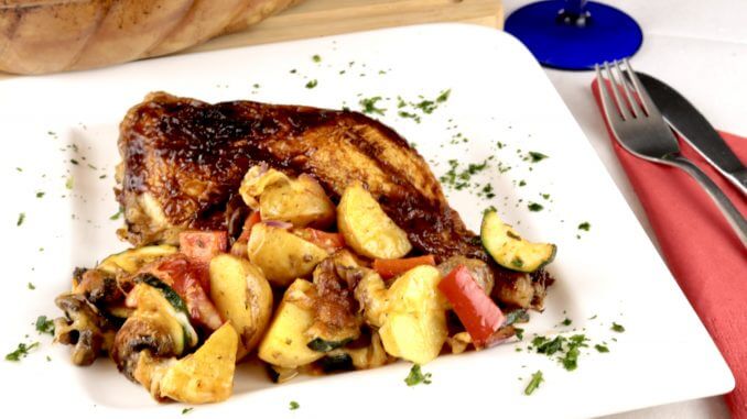 Serviervorschlag BBQ Hähnchenschenkel an Überbackenes Ofengemüse