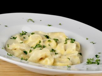 Tortellini mit dreierlei Käsesoße