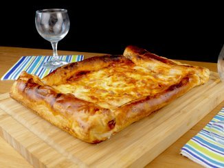 Blätterteig Pizza mit Bacon und Ei