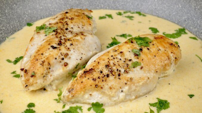 Serviervorschlag Hähnchenbrust in einer Knoblauch Parmesan Sauce