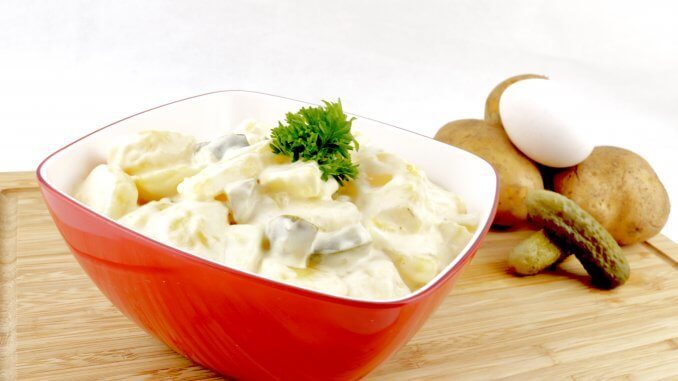 Kartoffelsalat mit Gewürzgurken und Ei