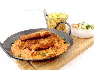 Paniertes Hähnchen Schnitzel mit Paprika Sauce