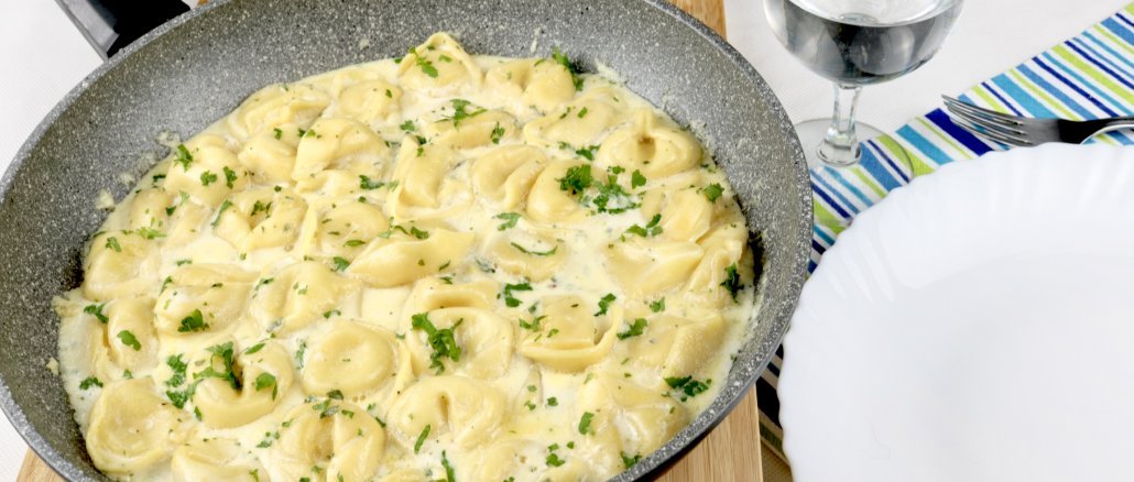 Serviervorschlag Tortellini in einer Kräuter Parmesan Sahne Sauce