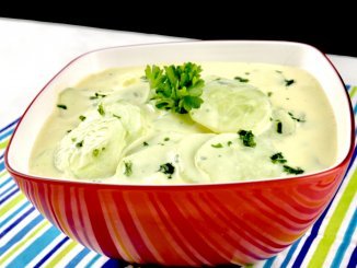 Zubereitung Gurkensalat mit einem Joghurt Senf Dressing