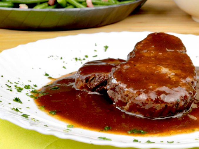 Saftiger Rinderrollbraten in Rotweinsauce