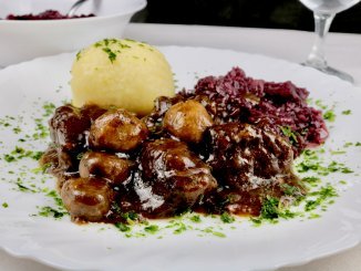 Hirschgulasch mit Champignons und Rotwein