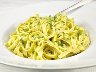 Pasta mit Avocado Parmesan Pesto
