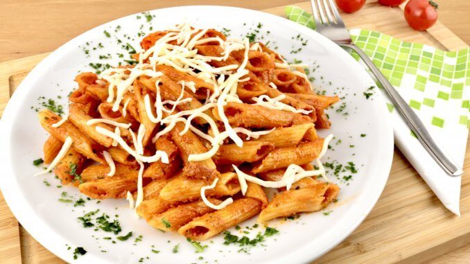 Penne in einer Bacon Tomaten Mozzarella Sauce