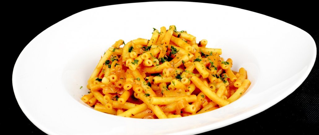 Maccaroni in einer Tomaten Gemüse Frischkäse Sauce