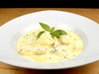 Tortellini in einer Basilikum Frischkäse Sauce