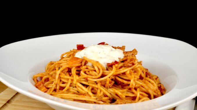 Spaghetti in einer Hackfleisch Metaxasauce