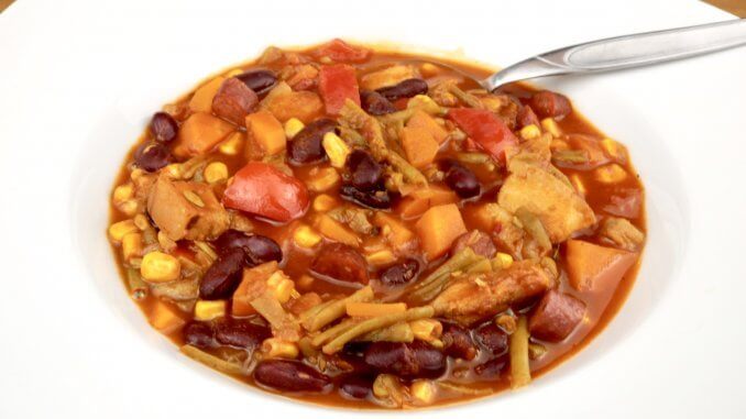 Herzhafter Bohneneintopf mit Bauchfleisch
