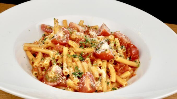 One Pot Tomaten Mozzarella Makkaroni