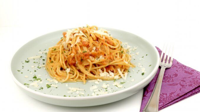 Spaghetti in einer Tomaten Parmesan Sahnesauce