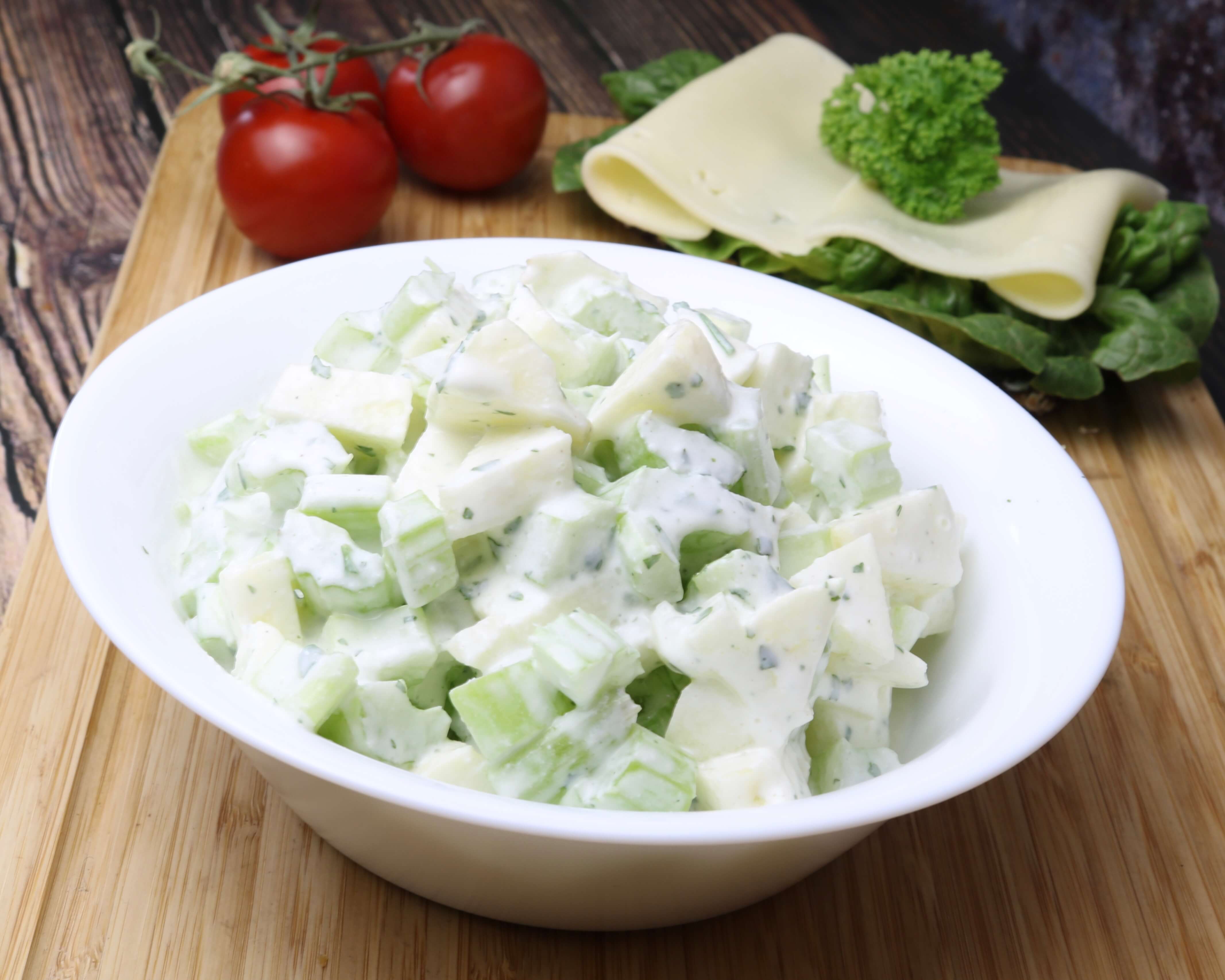 Apfel Staudensellerie Salat mit Saurer Sahne