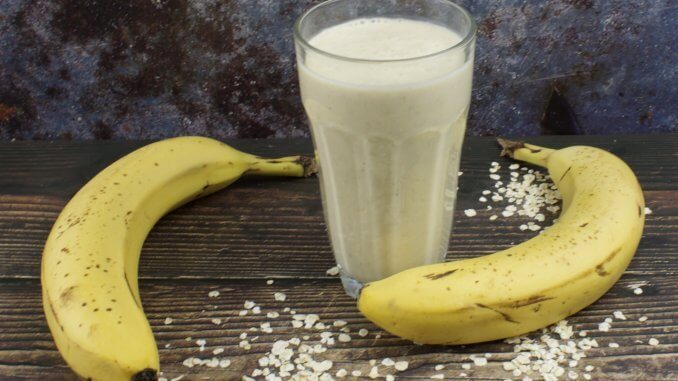 Bananen Erdnussbutter Smoothie mit Haferflocken