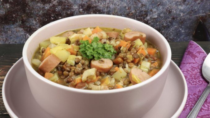 Linsensuppe mit Würstchen
