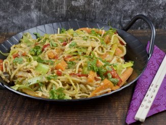 Gebratene Nudeln mit Gemüse und Ei