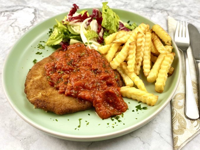 Schnitzel mit scharfer Tomatensauce