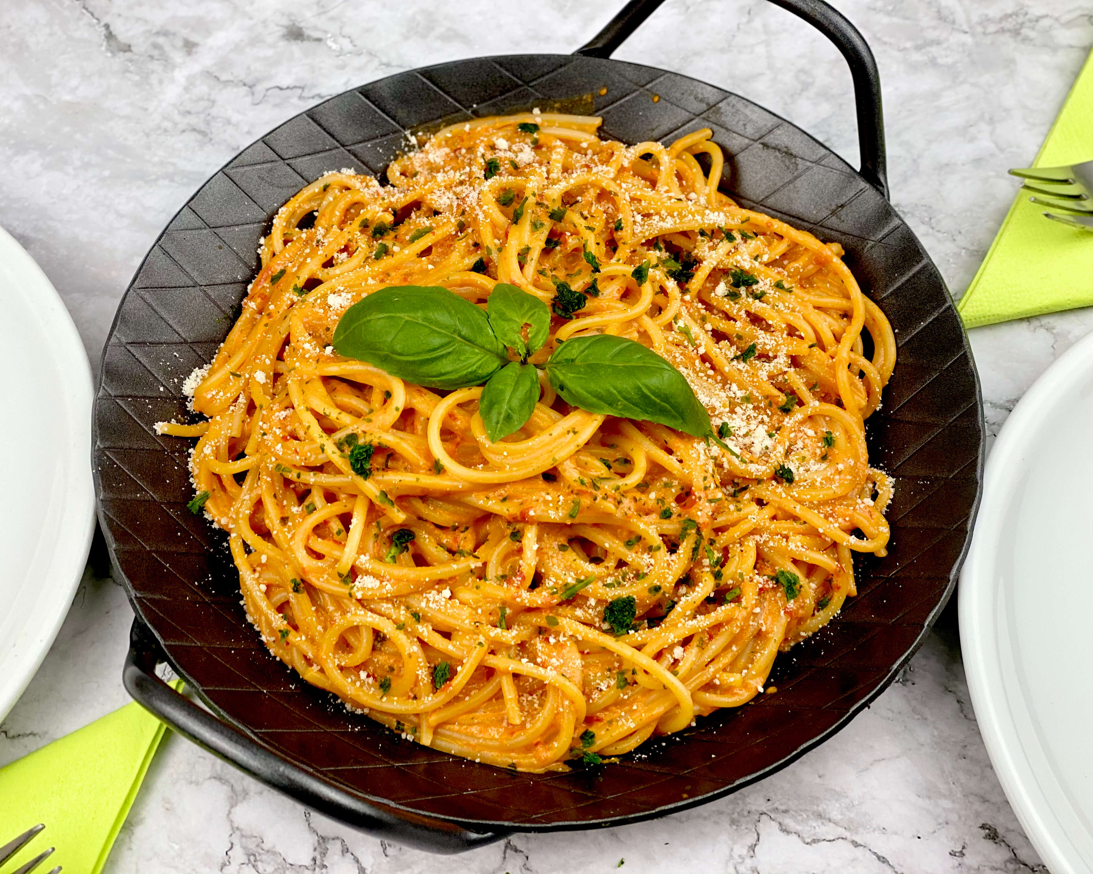 Spaghetti in einer Ajvar Parmesan Schmandsauce - Zu Faul Zum Kochen?