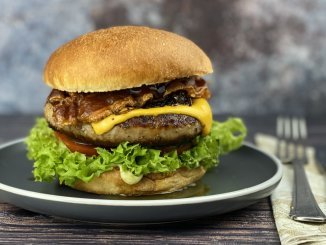 BBQ Bacon Bratwurstschnecken Burger