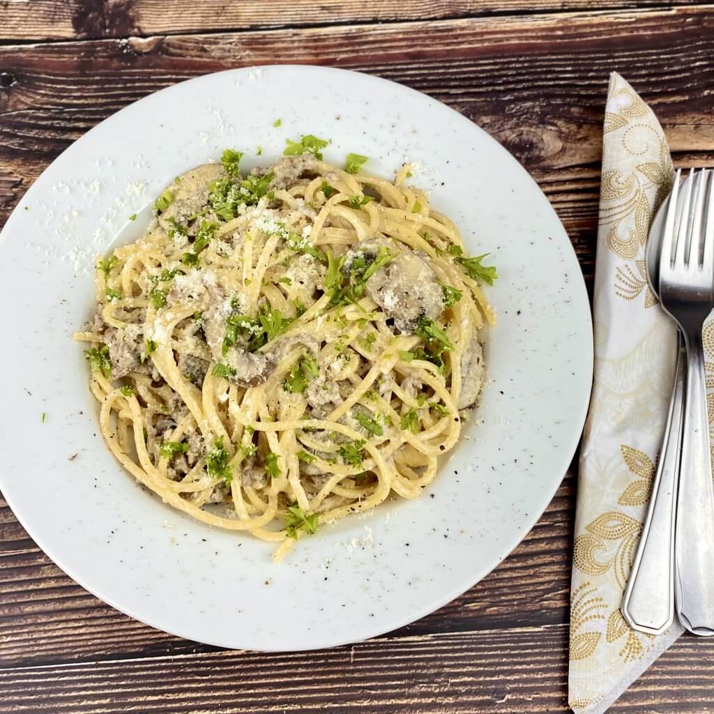 Pasta Gericht mit Bolognese Bianco Sauce