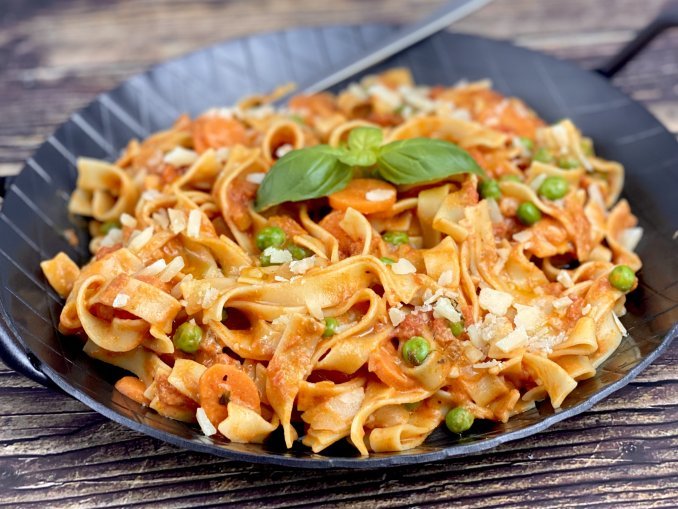 Bandnudeln mit Erbsen und Möhren