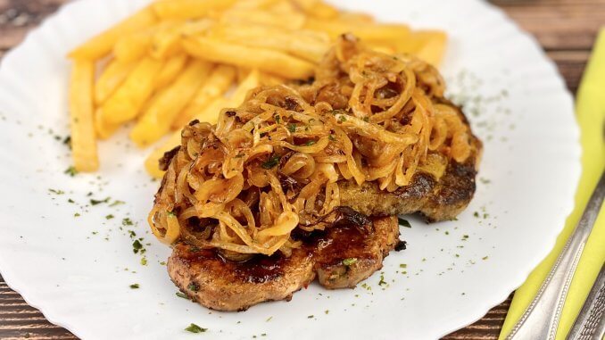 Nackensteaks mit gebratenen Zwiebeln