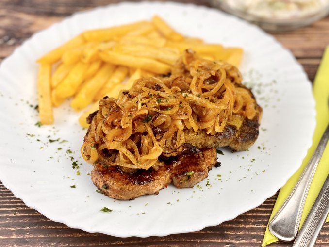 Nackensteaks mit gebratenen Zwiebeln