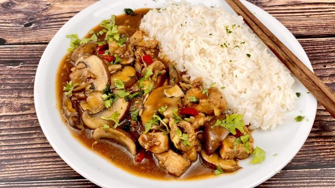 Asia Pfanne mit Pilzen und Hähnchenfleisch
