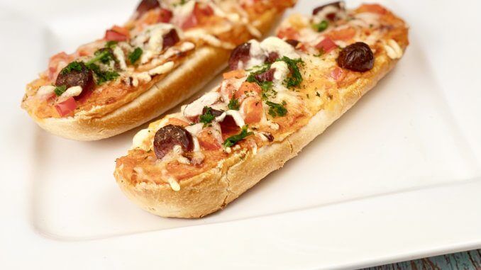Pizza Baguette mit Pesto und Mini Salami