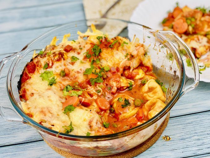 Tortellini Schinken Auflauf mit einer Tomaten Sahne Sauce