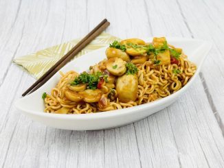 Asiatische Nudel Pfanne mit Knoblauch Champignons