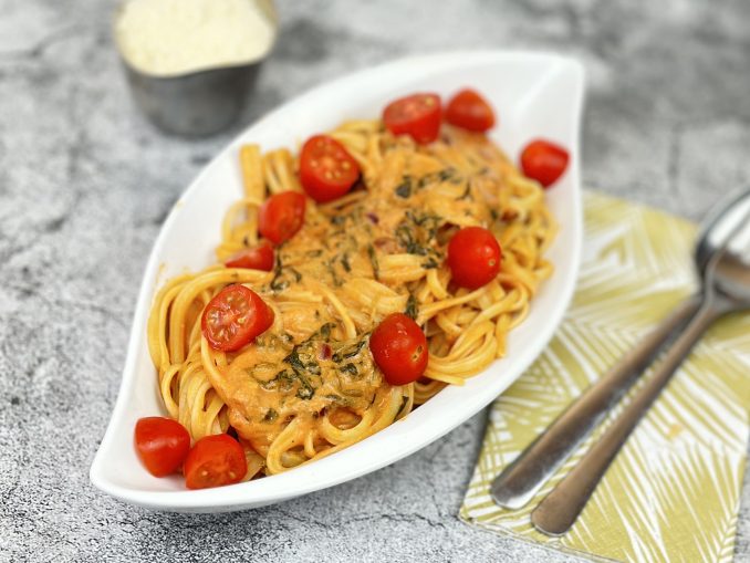 Spaghetti in einer Tomaten Parmesan Blattspinat Sauce